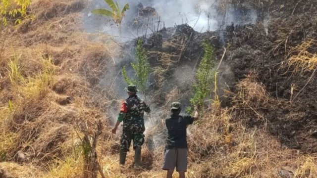 Tim gabungan memadamkan kebakaran lahan di Dusun Bukit Parigi, Desa Jonjo, Gowa, Selasa (22/9/2026) || (kredit foto_handover/yoz@harian.news) 