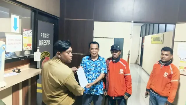 Para pengemudi ojek online yang tergabung dalam Konfederasi Serikat Ojol Sulawesi Selatan (KSOS) mendatangi Polrestabes Makassar, Sulawesi Selatan, Kamis (24/9/2026).&nbsp;Dok HN