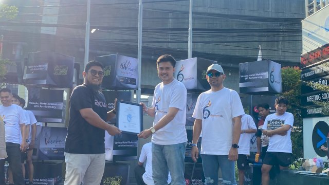 PT Perkasa Desain Indonesia menyerahkan SLF kepada Vasaka Hotel Makassar. (Dok. Gita/HN)