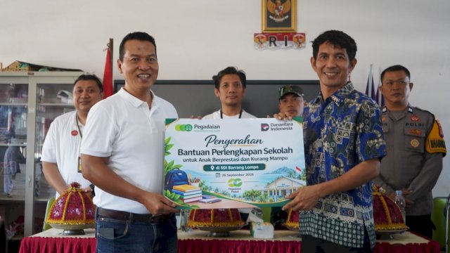 Pemimpin Wilayah VI Sulselbarra Maluku, Pratikno menyerahkan bantuan perlengkapan sekolah. (Dok. Pegadaian)