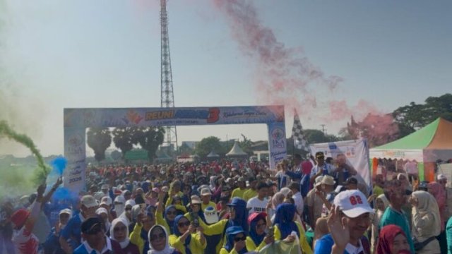 Ribuan peserta mengikuti jalan santai sebagai puncak Reuni Akbar Ke-3 IKA SMPN Bontonompo di Kabupaten Gowa, Sulawesi Selatan. ||(Kredit foto:ikasmpnbontonompo/handover_yoz@harian.news) 