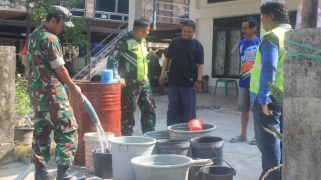 Kodim 1419/Enrekang menyalurkan air bersih kepada warga Juppandang yang terdampak kemarau panjang ||(Kredit foto:dim1419) 