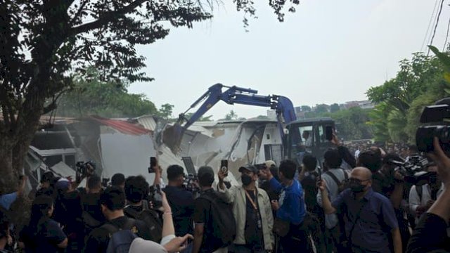 Kamar mewah Lapas Kelas IIA Cibinong, Jawa Barat dibongkar alat berat. Dok IST