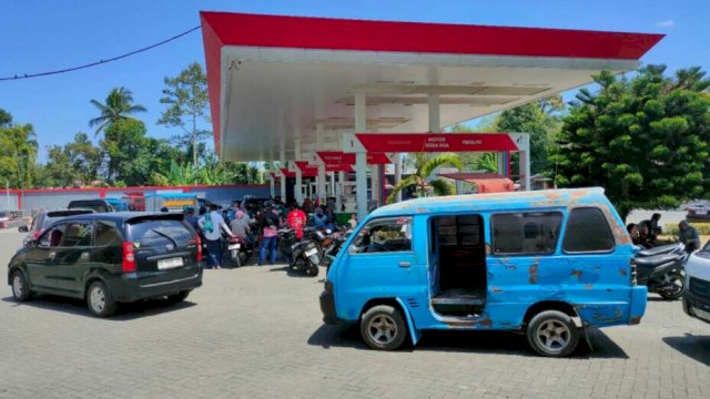 Antrean kendaraan di SPBU Tanete, Kecamatan Bulukumpa, Bulukumba, saat penerapan sistem ganjil-genap BBM subsidi, Jumat (18/9/2026) siang ||(doc_harian.news) 