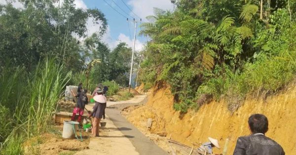 Manfaatkan Dana Desa, Pemdes Kebanga Genjot Infrastruktur Pelebaran Jalan Beton