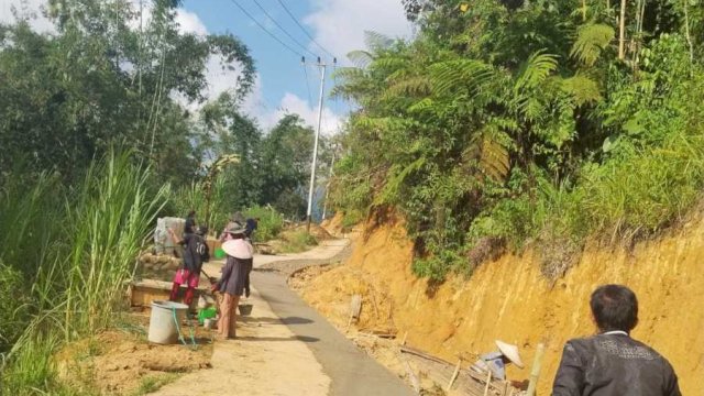 Desa Kebanga, Mamasa, merealisasikan jalan beton dan pelebaran 300 meter senilai Rp157 juta untuk mendukung mobilitas dan ekonomi warga ||(handover_aswin@harian.news) 