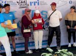 Ketua IKWI Ida Suwardi Serahkan Hadiah Pemenang Gerak Jalan Santai RRI Fest 2026