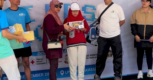 Ketua IKWI Ida Suwardi Serahkan Hadiah Pemenang Gerak Jalan Santai RRI Fest 2026