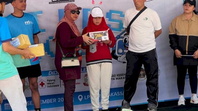Ketua IKWI Ida Suwardi menyerahkan hadiah kepada pemenang Gerak Jalan Santai RRI Fest 2026 Makassar ||(doc_ikwi) 