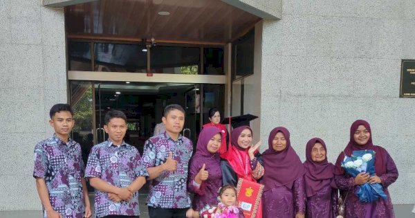 Lulus dari Unhas, Sri dari Bantaeng Kenang Sosok Ayah yang Tiada