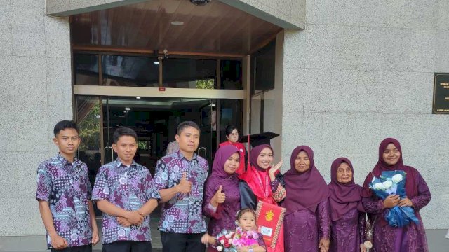 Sri Fitri Handayani bersama ibunda dan saudara kandungnya  pada momen wisuda Unhas, 8 September 2026 || (doc_srihandayani_forharian.news)