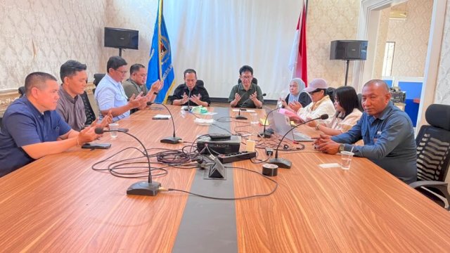 Ketua PWI Sulsel Suwardi Thahir bersama jajaran pengurus mengikuti doa bersama untuk lima wartawan yang dikabarkan hilang saat bertugas di kawasan Selat Sundab ||(doc_pwisulsel_iga@harian.news)