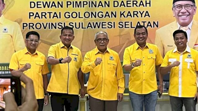 Ketua DPD I Golkar Sulsel Ilham Arief Sirajuddin (IAS) mengatakan, penunjukan tersebut dilakukan karena ketua sebelumnya mengundurkan diri.Unduh Panduan Wisata Ketua DPD I Partai Golkar Sulsel Ilham Arief Sirajuddin (tengah) diapit Irwandi Burhan (kedua kiri) dan Andi Patarai Amir (kedua kanan) usai menyerahkan SK Plt Ketua DPD II di Makassar, Jumat (25/9/2026). Dok HN