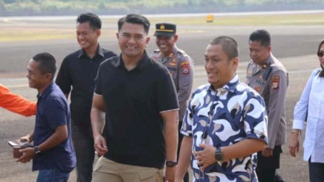 Kapolres Lutim yang baru AKBP Irwan Kurnadi (kiri depan) bersama Bupati Irwan Bachri Syam di Bandara Sorowako.&nbsp;dok Humas