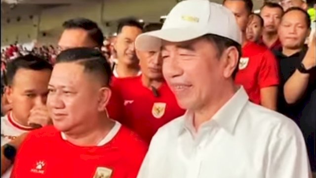 Jokowi saksikan pertandingan Timnas Indonesia vs Malaysia (Instagram: @jokowi) 