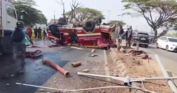 Armada Damkar Kecelakaan di Jalan Poros Pangkep, Hantam Tiang Listrik