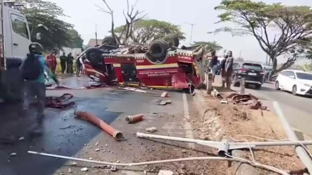 Tampak kondisi mobil pemadam kebakaran yang terbalik di Jalan Poros Pangkep-Maros, Sulsel, Selasa (29/9/2026). Dok Ist&nbsp;