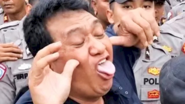 Video viral oknum polisi diduga meledek demonstran. 