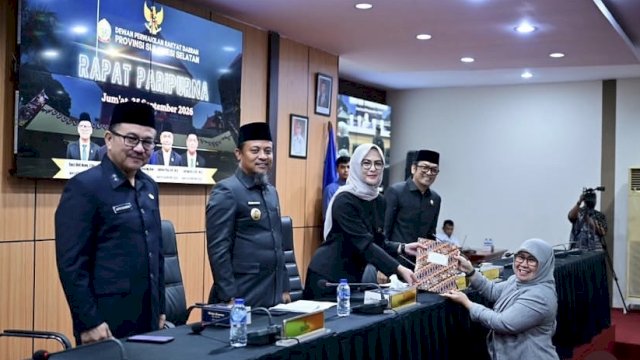 Wakil Koordinator Badan Anggaran (Banggar) DPRD Sulsel, Fadriaty menyerahkan draf APBD Perubahan 2026 usai paripurna dihadiri Gubernur Sulsel Sudirman Sulaiman dan Sekrov Jufri Rahman. Dok HN