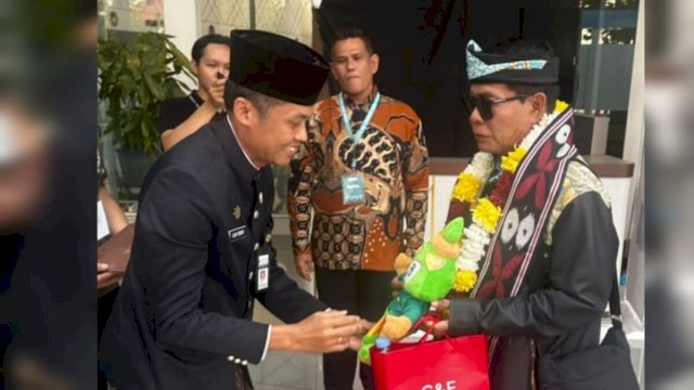 Zainal Arifin Paliwang disambut jajaran Pemprov Jawa Tengah dan panitia setibanya di Bandara Ahmad Yani Semarang. ||(handover_igadiwia@harian.news) 
