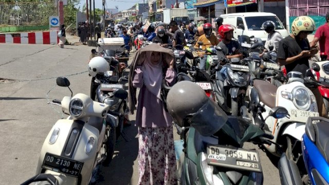 Antrean BBM di SPBU Jalan Perintis Kemerdekaan Kilometer 10 Kelurahan Tamalanrea Jaya, Kecamatan Tamalanrea Makassar, Sulsel. Dok Asrul Harian.News 
