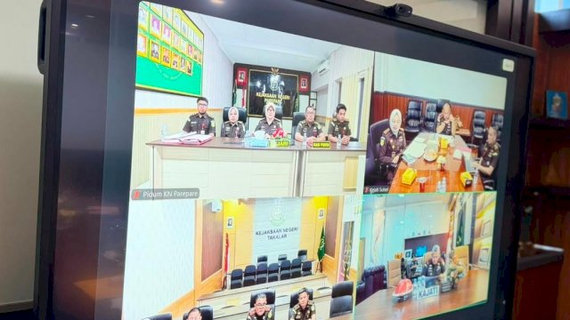Kajati Sulsel Muhammad Syarifuddin memimpin ekspose perkara penghentian penuntutan berdasarkan Keadilan Restoratif terhadap perkara dugaan KDRT dari Kejari Parepare, Selasa (15/9/2026). Dok Humas Kejati Sulsel 
