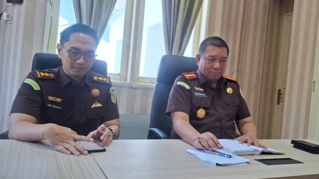Kepala Kejaksaan Negeri Gowa Bambang Dwi Murcolono (kanan) saat menyampaikan perkembangan penelusuran dana BPJS yang berkaitan dengan tenaga medis dan tenaga kesehatan RSUD Syekh Yusuf Gowa. Dok Humas