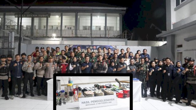 Petugas Rutan Kelas I Makassar bersama personel Brimob melakukan razia gabungan di area blok para napi atau hunian WBP. Dok Humas