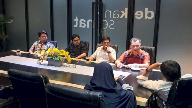 Prof. Dr. Armin Lawi bersama Dekan Fikom UMI Ir. Purnawansyah dan Wakil Dekan I Ir. Yulita Salim dalam agenda penguatan sinergi riset kecerdasan buatan dan pengembangan talenta digital di Indonesia Timur. Dok HN