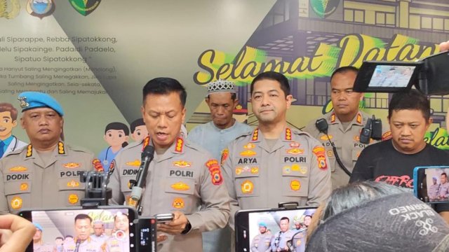 Kabid Humas Polda Sulsel Kombes Pol. Didik Supranoto didampingi Kapolrestabes Makassar Kombes Pol. Arya Perdana saat memberikan keterangan terkait kematian Rafli pasca tawuran antarkelompok di Kecamatan Tallo, Kota Makassar, Minggu (27/9/2026). Dok HN