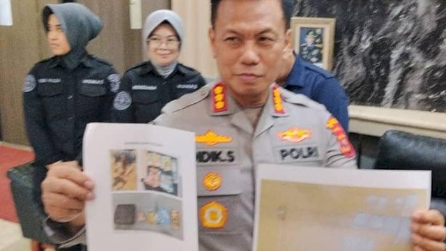 Polisi menunjukkan barang bukti dan hasil pengungkapan jaringan narkoba yang berkaitan dengan tersangka R, tahanan Ditresnarkoba Polda Sulsel yang sempat melarikan diri dan kemudian meninggal dunia setelah menjalani perawatan. Dok IST