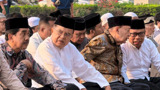 Ketua Umum Dewan Masjid Indonesia (DMI) Jusuf Kalla mengikuti pelaksanaan salat istisqa atau salat meminta hujan di Lapangan Masjid Al Azhar, Kebayoran Baru, Jakarta Selatan, Selasa (1/9/2026). (HMS JK)