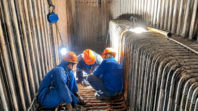 Petugas melakukan pekerjaan pemeliharaan pada fasilitas PLTU Jeneponto sebagai bagian dari upaya percepatan pemeliharaan infrastruktur ketenagalistrikan untuk menjaga keandalan Sistem Sulawesi Bagian Selatan (Sulbagsel). (Dok. PLN)