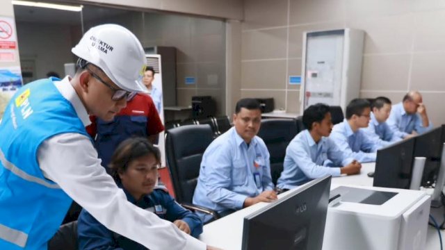 Direktur Utama PLN, Darmawan Prasodjo (kiri) ketika memantau langsung percepatan perbaikan PLTU Jeneponto di Sulawesi Selatan pada Senin (14/9). (Dok. Gita/HN)