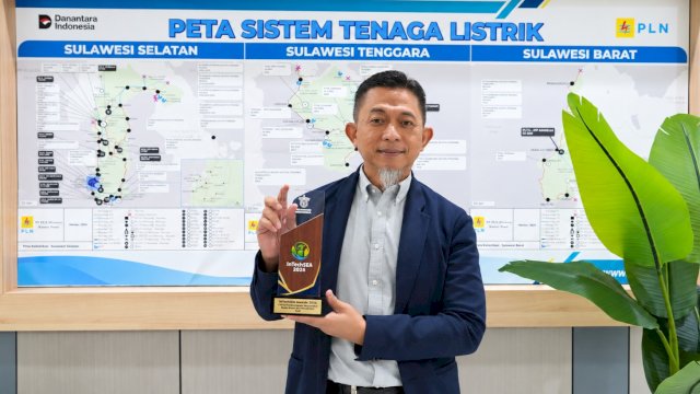 General Manager PLN UID Sulselrabar, Edyansyah, menunjukkan penghargaan Gold InTechSEA Awards 2026 yang diraih melalui program TJSL B-POWER. (Dok. PLN)