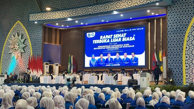 Pengukuhan Mahasiswa Baru (Maba) Unismuh Makassar yang berlagsung di Balai Sidang Mukhtamar. (Dok. Gita/HN)