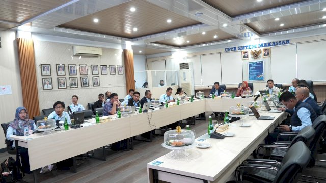Anggota Pemangku Kepentingan Dewan Energi Nasional (DEN) saat berdiskusi bersama jajaran PLN di UP2B Sistem Makassar, (15/9). Pertemuan membahas kondisi sistem kelistrikan Sulawesi Bagian Selatan (Sulbagsel) serta langkah penguatan ketahanan sistem. (Dok. PLN)