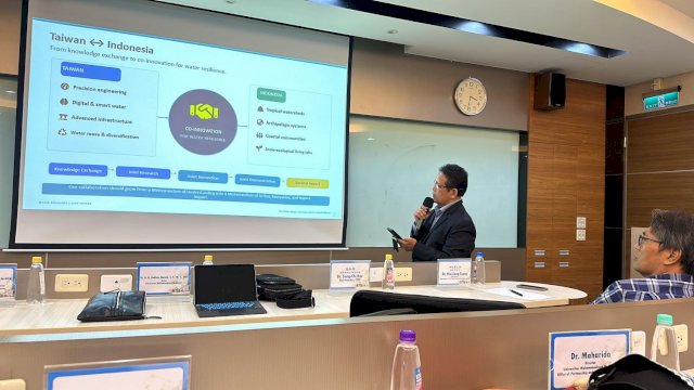 Rektor Unismuh Makassar Rachim Nanda saat menyampaikan ulasannya tentang krisis air di Taiwan. (Dok. Unismuh)