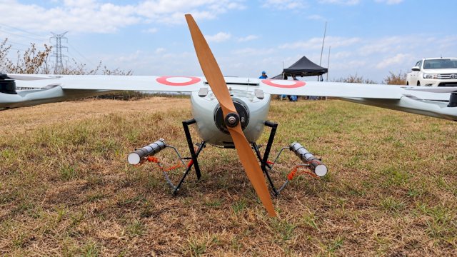 Pesawat nirawak (drone) yang dilengkapi perangkat penyemaian awan disiapkan untuk mendukung pelaksanaan Teknologi Modifikasi Cuaca (TMC) di wilayah Tokilo, Kabupaten Poso, Sulawesi Tengah, sebagai bagian dari upaya PLN menjaga ketersediaan air dan keandalan pasokan listrik PLTA. (Dok. PLN)