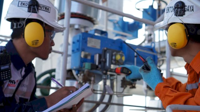 Petugas melakukan pemeriksaan dan pengecekan peralatan pembangkit sebagai bagian dari upaya percepatan pemulihan dan optimalisasi daya mampu pasok Sistem Sulbagsel. PLN terus mengawal kesiapan pembangkit untuk memperkuat keseimbangan pasokan dan kebutuhan listrik. (Dok. PLN)