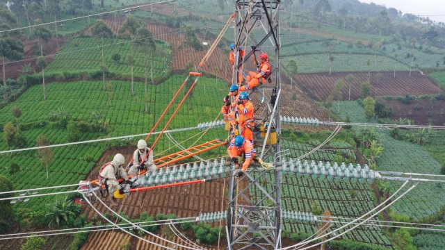 Ilustrasi pemeliharaan jaringan transmisi oleh petugas PLN sebagai bagian dari upaya menjaga keandalan dan kestabilan Sistem Sulbagsel. (Dok. PLN)
