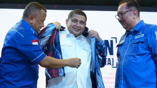 KTA Demokrat dan jaket diserahkan langsung oleh elit DPP Partai Demokrat Deputi BPOKK Wilayah Sulawesi, Agustinus Tamo Mbapas, disaksikan Ketua DPD Demokrat Sulsel, Ni&rsquo;matullah Erbe, dan Ketuap Bappilu Selle KS, di Hotel Claro Makassar, Kamis (8/10/2026).&nbsp;Dok IST