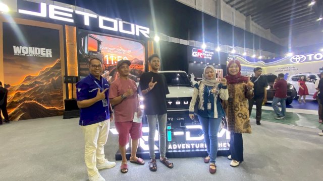 Pengunjung GIIAS Makassar berfoto dengan JETOUR T2 i-DM. (Dok. Gita/HN)