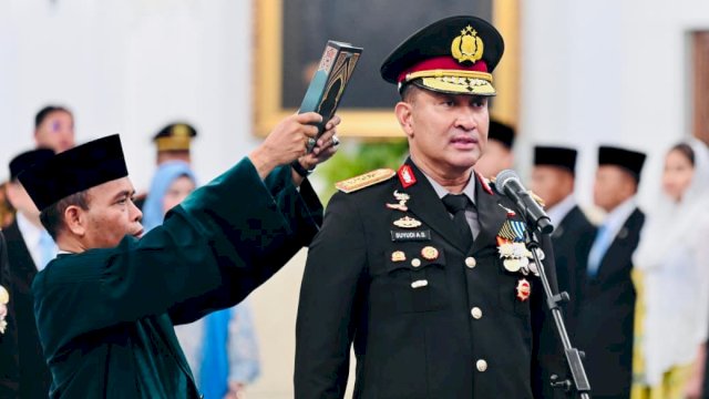 Kapolri Jenderal Suyudi Ario Seto saat diambil sumpah saat prosesi pelantikan yang dilakukan oleh Presiden Prabowo Subianto di Istana Negara. Dok Biro Komunikasi Presiden.