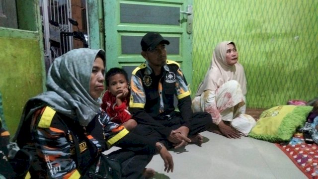 Jajaran pengurus GMBI Kota Makassar secara langsung mengunjungi kediaman keluarga korban pasca tawuran jalan Al Markaz Makassar. Dok IST