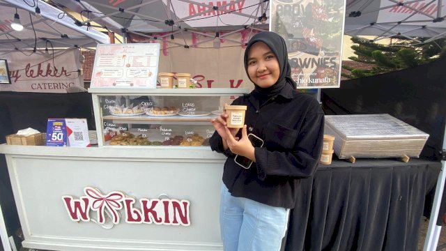 Wahdania Hamzah, pemilik Walkin Gift memperlihatkan wadah non plastik yang digunakan menyajikan dissert. (Dok. Gita/HN)