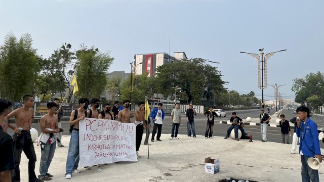 Aksi demonstrasi menyoroti kebakaran hutan dan lahan (karhutla) serta dampak kabut asap terhadap kesehatan masyarakat, di bundaran landscape mamuju depan Hotel Maleo, Mamuju, Sulawesi Barat, Selasa (13/10/2026).&nbsp;Foto PMII Mamuju 