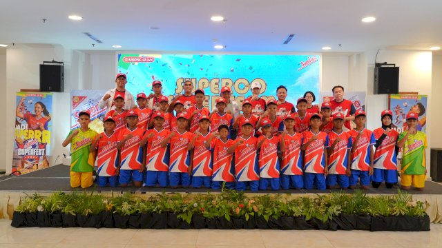 Gelaran Khong Guan Superco Supercmp Superfest 2026 di Makassar. Puluhan anak mendapatkan pembinaan sepak bola. (Dok. Khong Guan)
