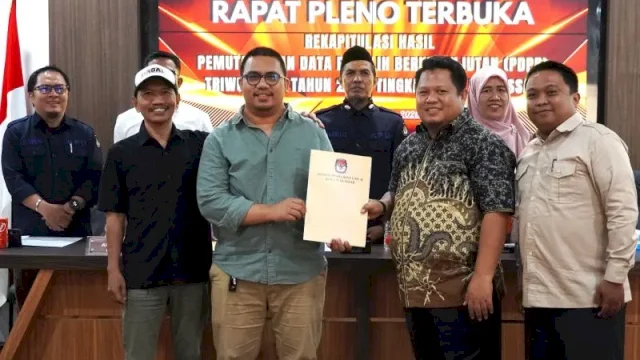 Ketua KPU Makassar Andi Muhammad Yasir Arafat (kedua kiri) didampingi jajarannya menyerahkan data hasil Pemutakhiran Data Pemilih Berkelanjutan (PDPB) Triwulan III tahun 2026 kepada perwakilan Bawaslu Makassar usai Rapat Pleno Terbuka di Aula Kantor KPU Kota Makassar, Sulawesi Selatan, Selasa (29/9/2026).&nbsp; Harian.News/HO-KPU Kota Makassar.&nbsp;