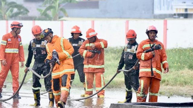 Personel Damkar Gowa bersiap menjalankan tugas pelayanan dan penanganan keadaan darurat masyarakat ||(Kredit foto:damkargowa/handover_yoz@harian.news) 